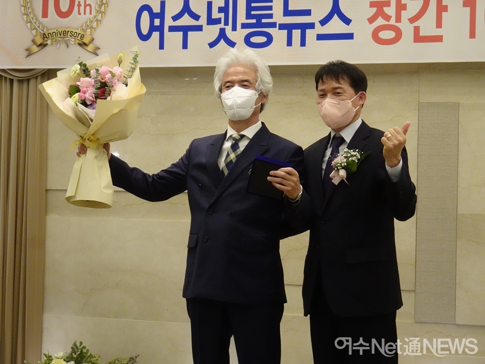 ▲ 공로패를 받은 여수넷통 오병종 전 편집국장이 심명남 이사장과 기념사진을 찍고 있다  ⓒ전시은