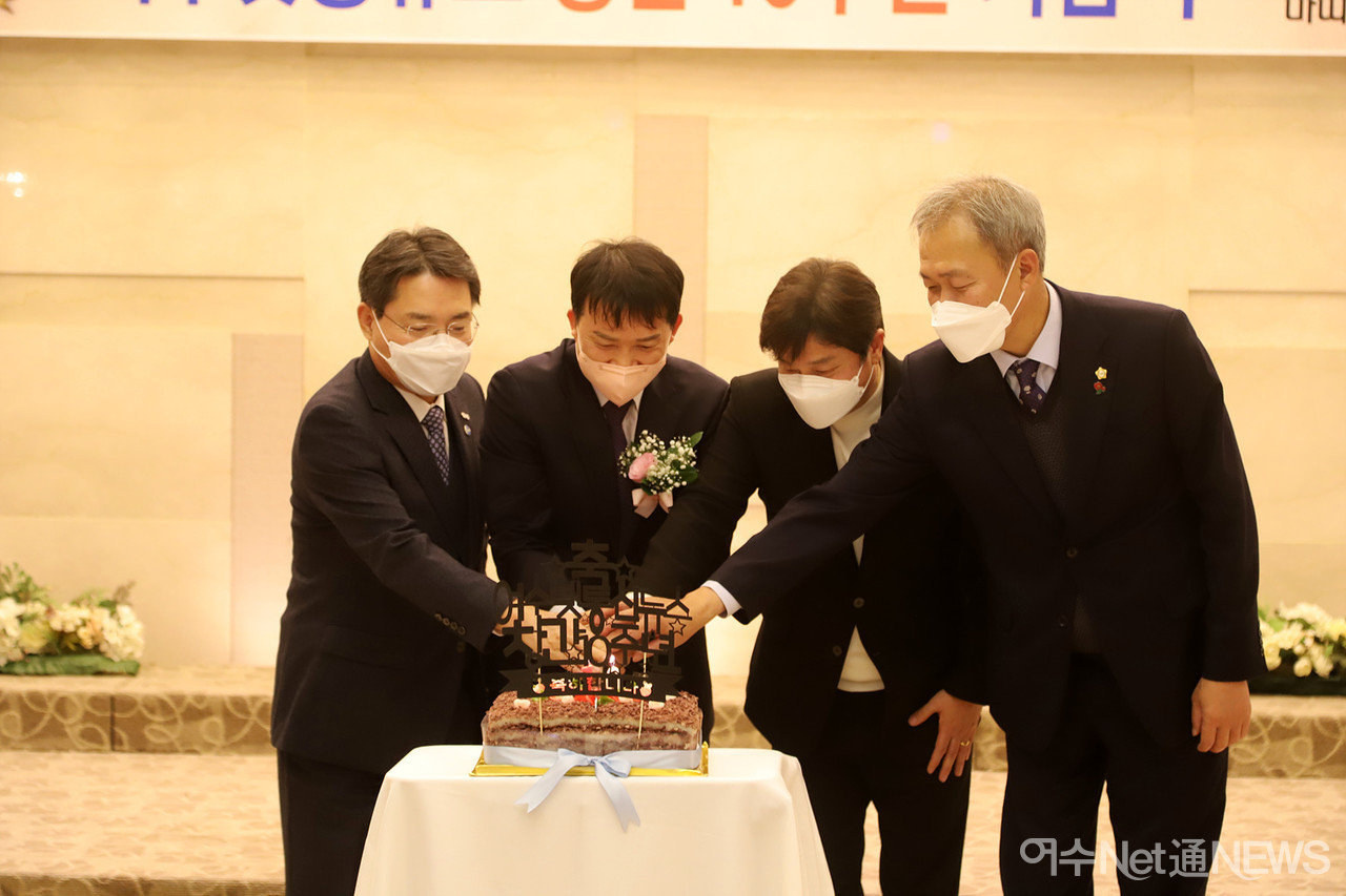 ▲ 축하떡 절단 모습 ⓒ정종현