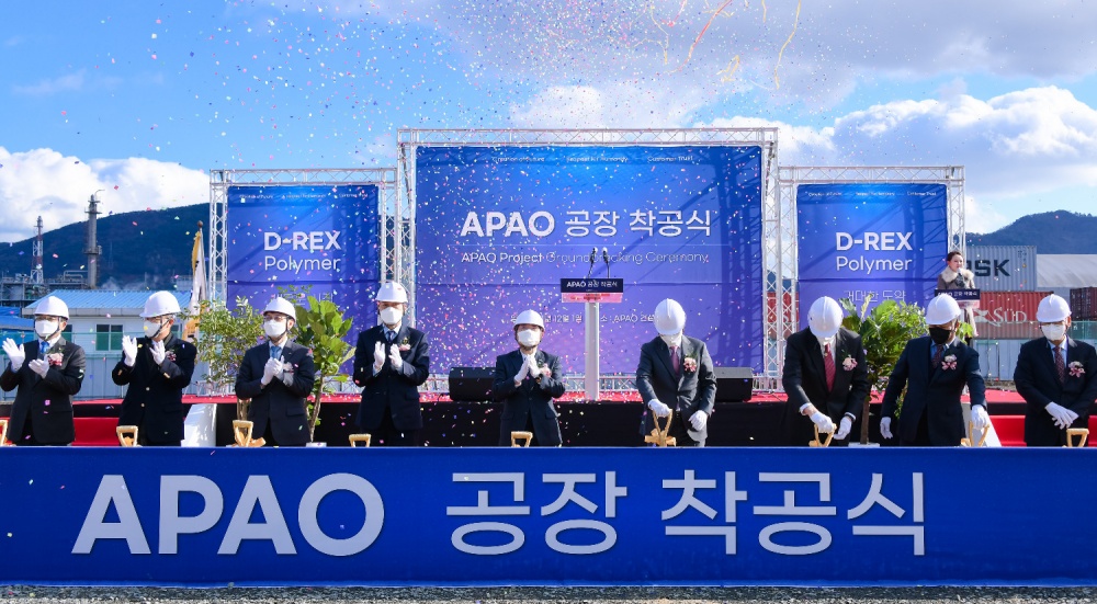 ▲착공식에 참여한 권오봉 여수시장과 전창곤 여수시의회 의장, 이용규 여수상공회의소 회장, 박진만 한국산업단지공단 전남지역본부장, 김만중 디렉스 폴리머 대표 등