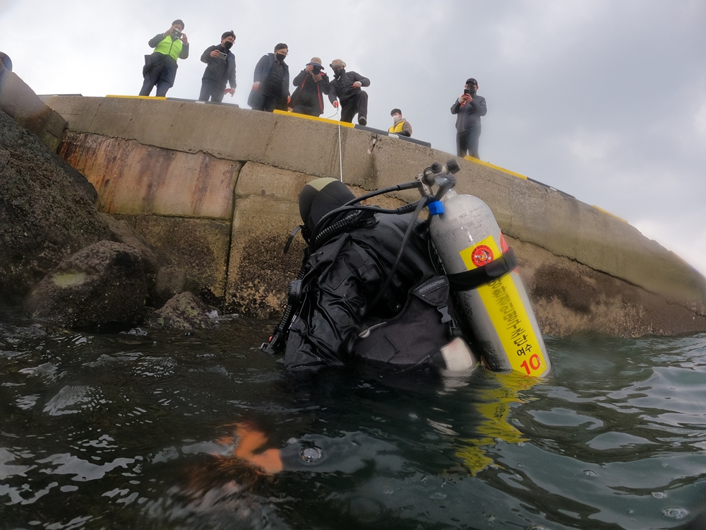 ▲ 잠수를 마친 후 올라오려는 해양환경인명구조단 여수구조대 잠수부   ⓒ박근호