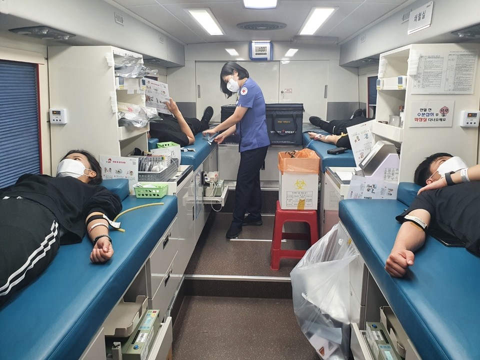 ▲여수해경교육원 신임경찰과 교직원이 헌혈을 하고 있다