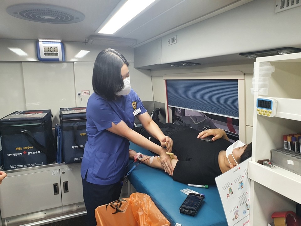 ▲여수해경교육원 신임경찰과 교직원이 헌혈을 하고 있다