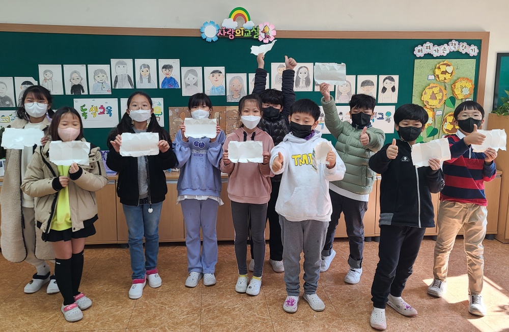 ▲우유팩을 재활용한 순천 인안초 학생들