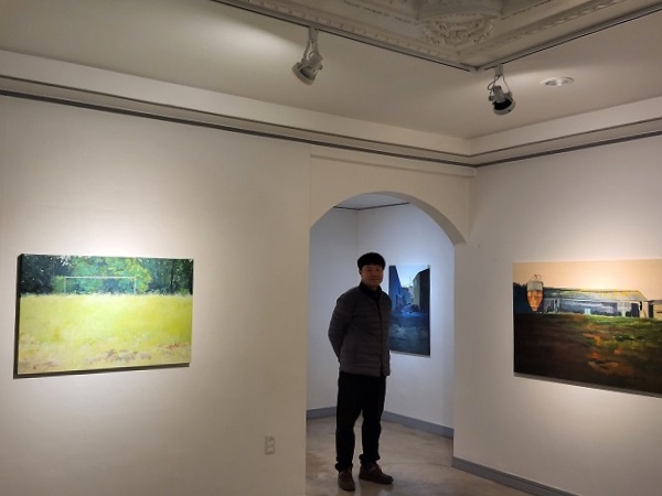 ▲에그갤러리에서 전시 중인 박동화 작가  ⓒ곽준호