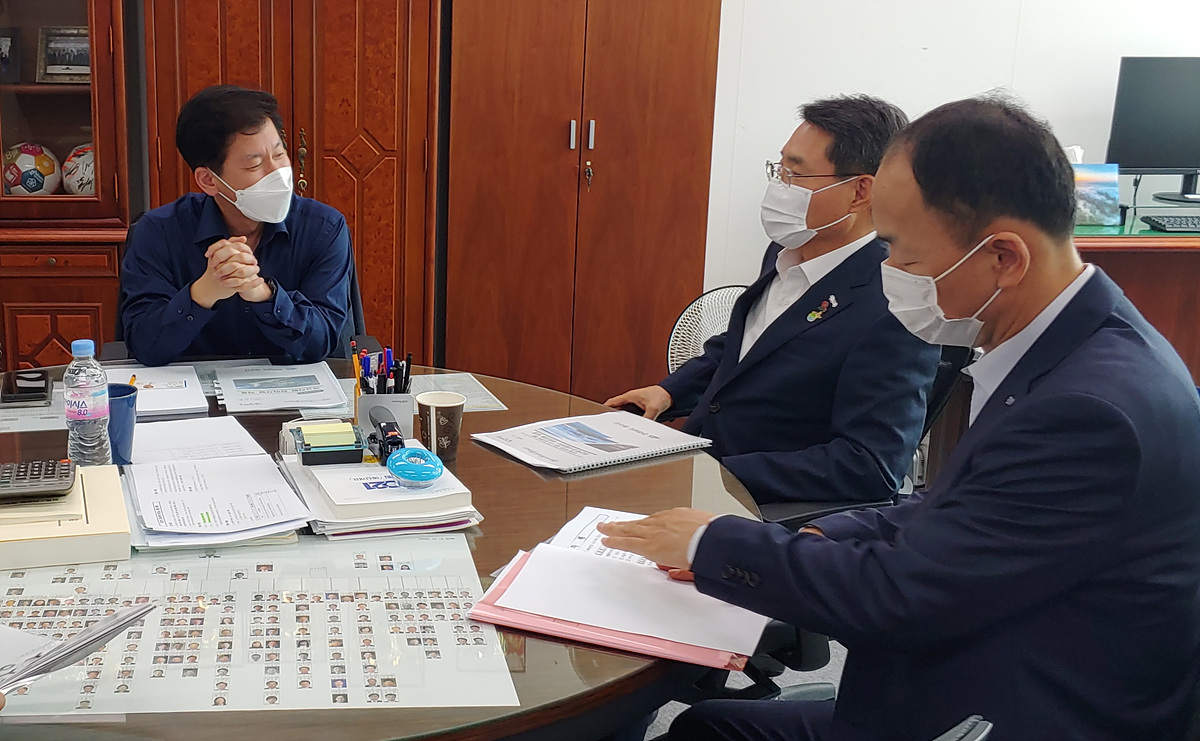 ▲ 권오봉 여수시장이 지난 5월 31일 기획재정부를 방문해 최상대 예산실장에게 내년도 지역현안 국고건의사업을 설명하고 있다.