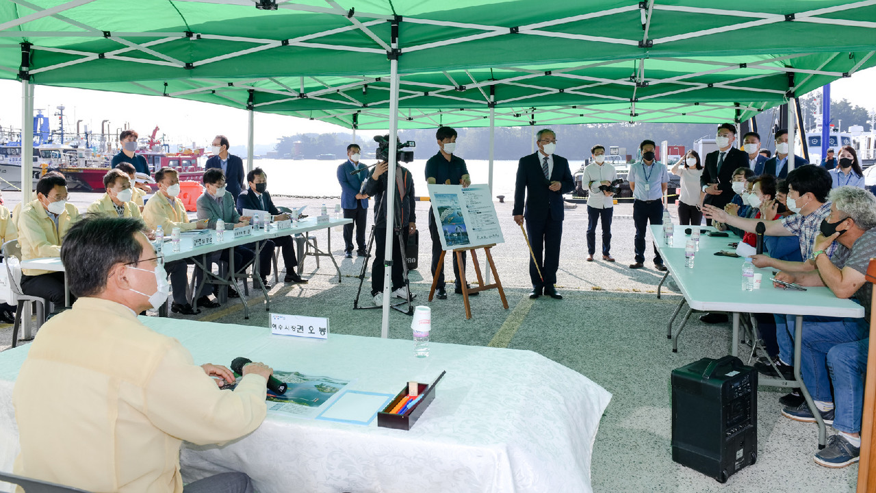 ▲ 지난 10월 6일 여수시가 경도지구 연륙교 개설에 따른 진입도로 위치 변경으로 인한 민원 해결을 위해 월호동 관공선 부두 앞에서 현장방문간담회를 통해 주민의견을 청취하고 있다.