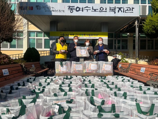 ▲ 아름다운가게 쌍봉점, 모두모아사랑봉사대, 여천ncc㈜ 후원한 희망나눔보따리