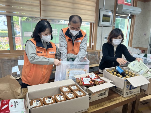  ▲ 희망나눔보따리 포장 모습