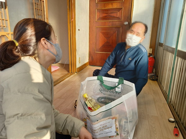 ▲ 독거어르신 가정을 방문한 복지관 관계자