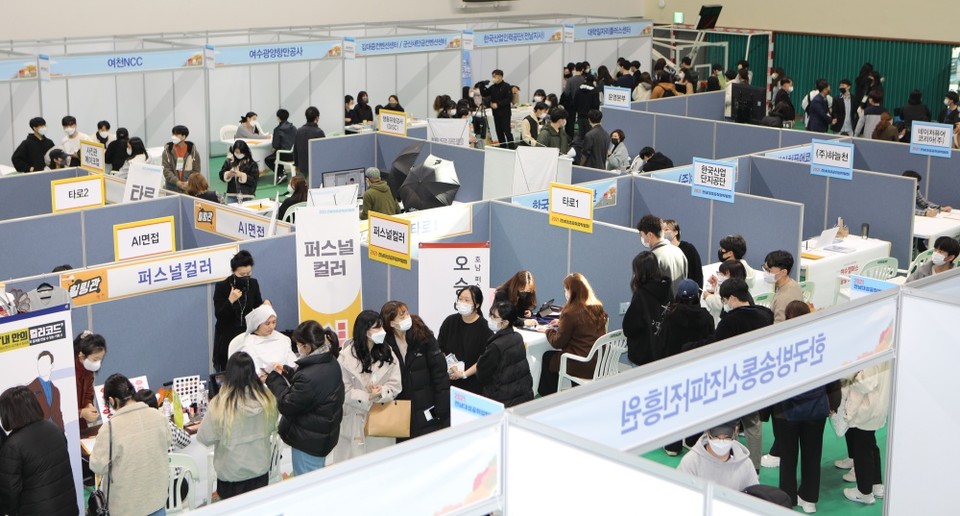 ▲전남대 여수캠퍼스 둔덕체육관취업박람회 모습