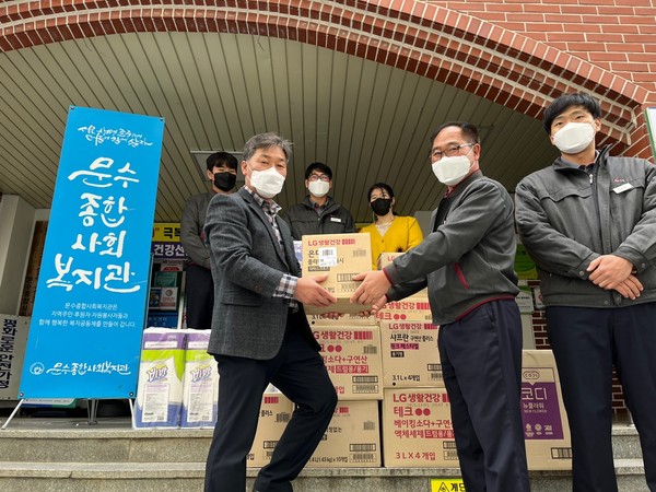 ▲ LG화학 관계자가 임봉춘 관장에게 물품을 전하고 있다