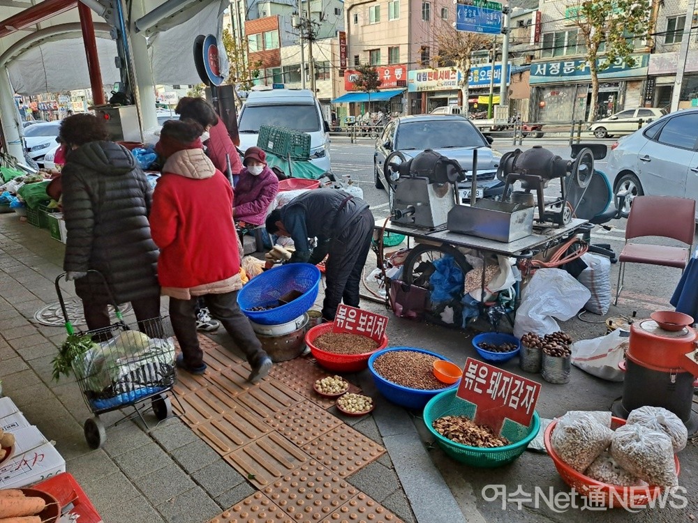 ▲5년째 이곳을 지키고 있다는 뻥튀기 아저씨다. 이 역시 지난주 비해서 손님들이 좀 줄었다고 한다. ⓒ조찬현