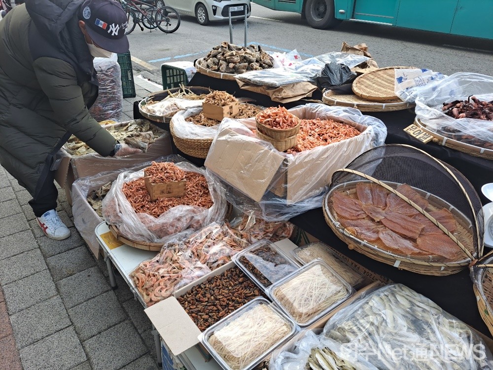 ▲노점에서 건어물을 파는 장철구씨가 건어물을 보여준다. 코로나로 인해 요즘 장사가 영 신통치가 않다고 한다. ⓒ조찬현