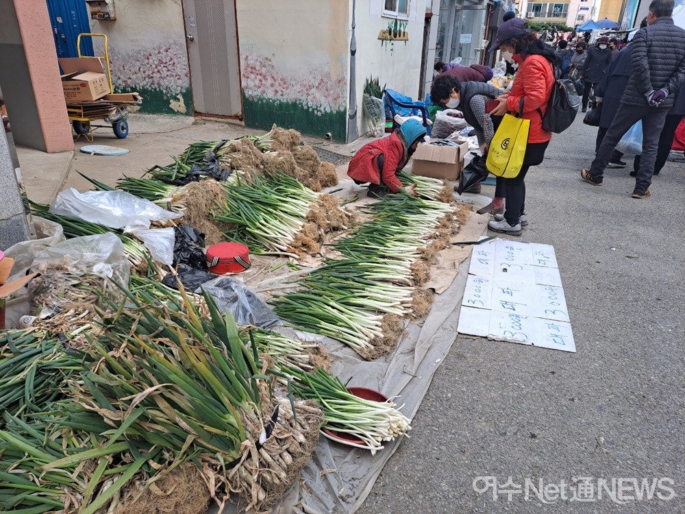 ▲ 김장철을 맞아 노점에는 대파와 배추 등의 채소가 많이 나왔다.ⓒ조찬현
