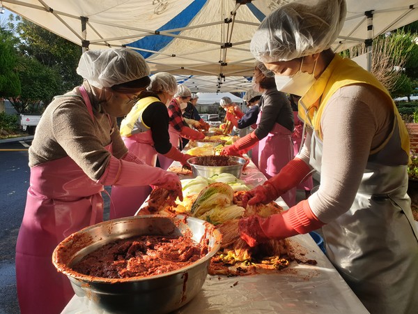 ▲김장을 담그는 동여수노인복지관 관계자