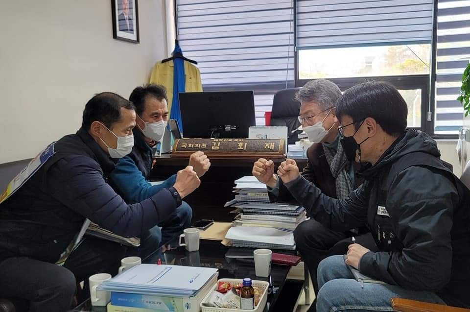 ▲ 김회재 국회의원(더불어민주당 여수시 을)이 자신의 Facebook에 “구성길 남해화학 비정규직 지회장님 등 임원진들이 지역사무실을 방문”했다고 밝혔다. (김회재 의원 Facebook)