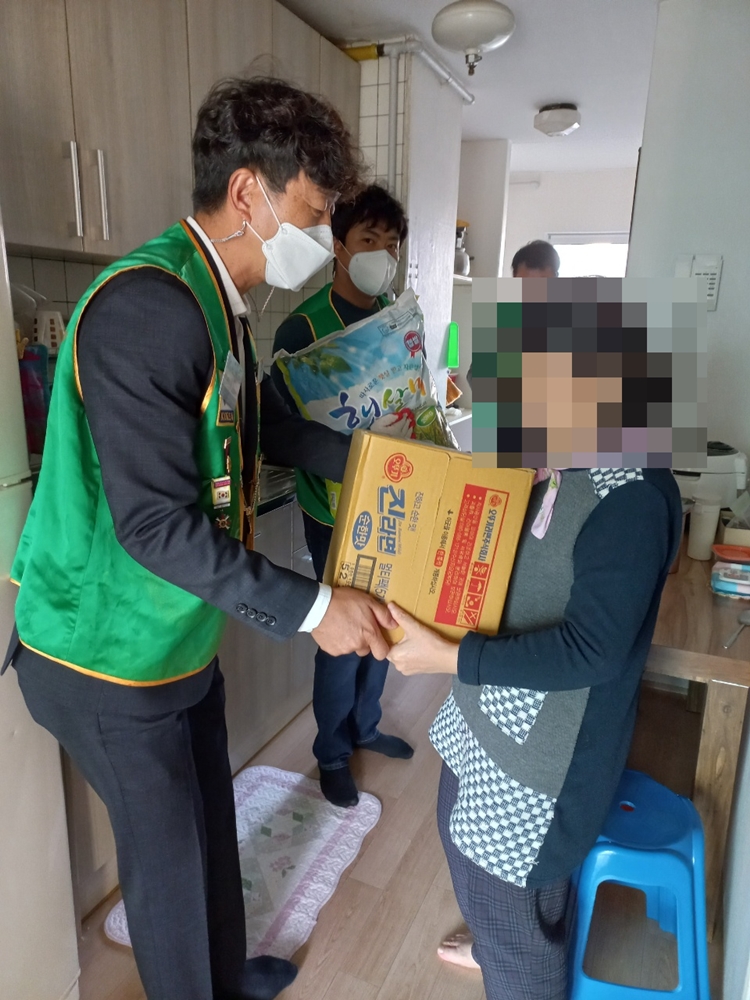 ▲ 어려운 가정을 방문해 라면과 쌀 등 물품을 전달하고 있다