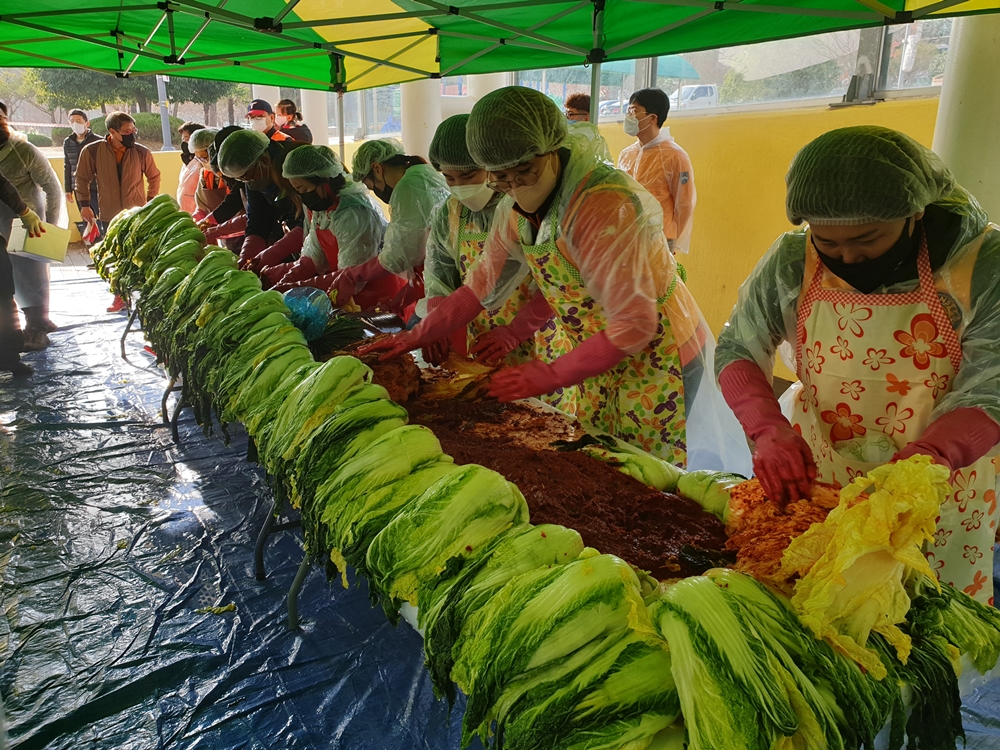 ▲11일 여수라이온스클럽 355-B3지구 여수1,2지역 회원들이 김장을 하고 있다