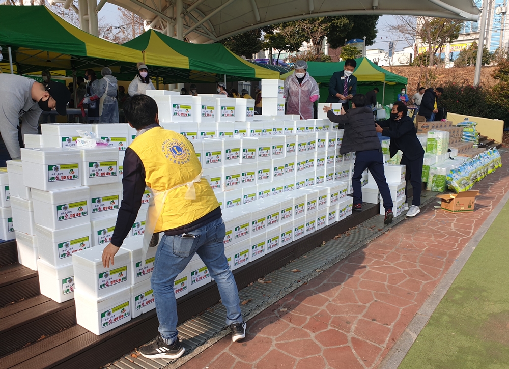 ▲ 취약계층에 전달할 김장김치를 스티로폼 상자에 담았다