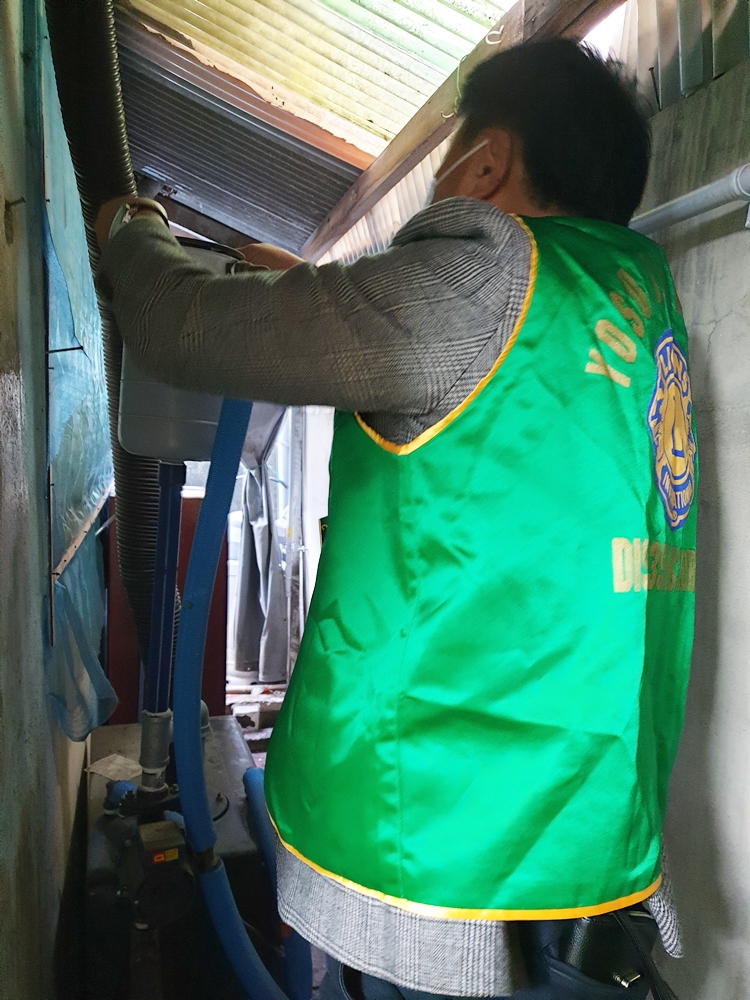 ▲ 독거노인 가정의 물탱크를 점검하고 있다