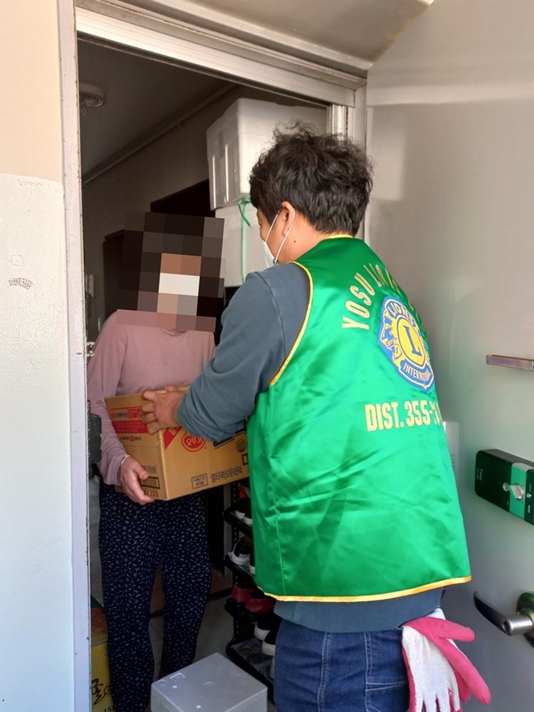 ▲어려운 가정을 방문해 라면과 쌀 등 물품을 전달하고 있다