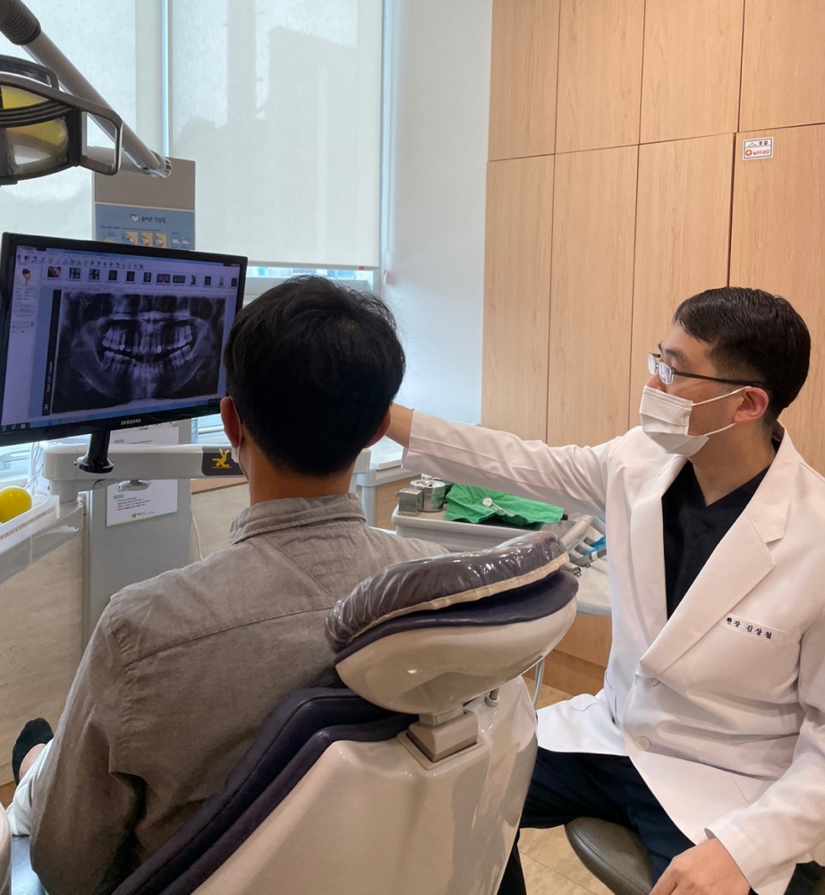 ▲ 잇몸질환을 앓는 환자를 상담하고 있다