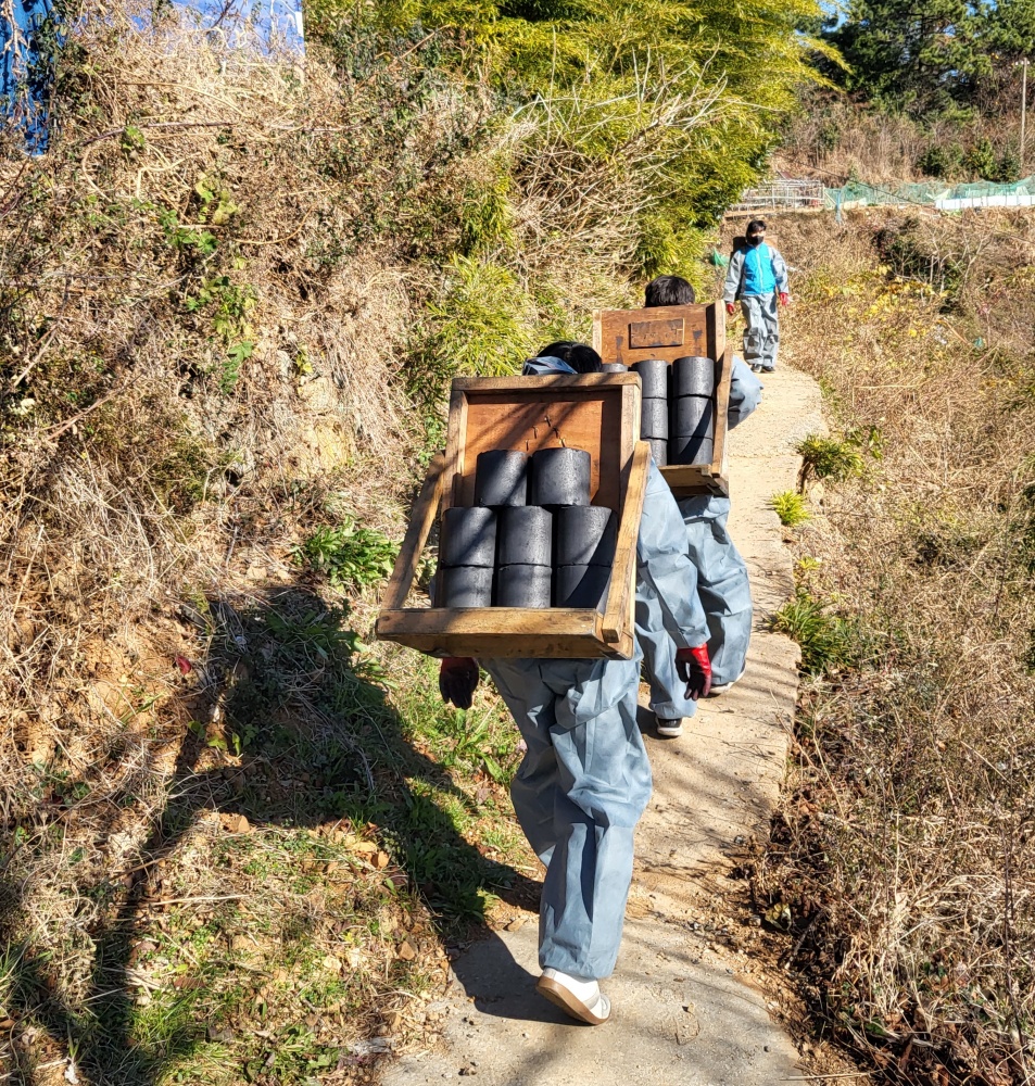 ▲연탄을 나르는 삼남석유화학 관계자들