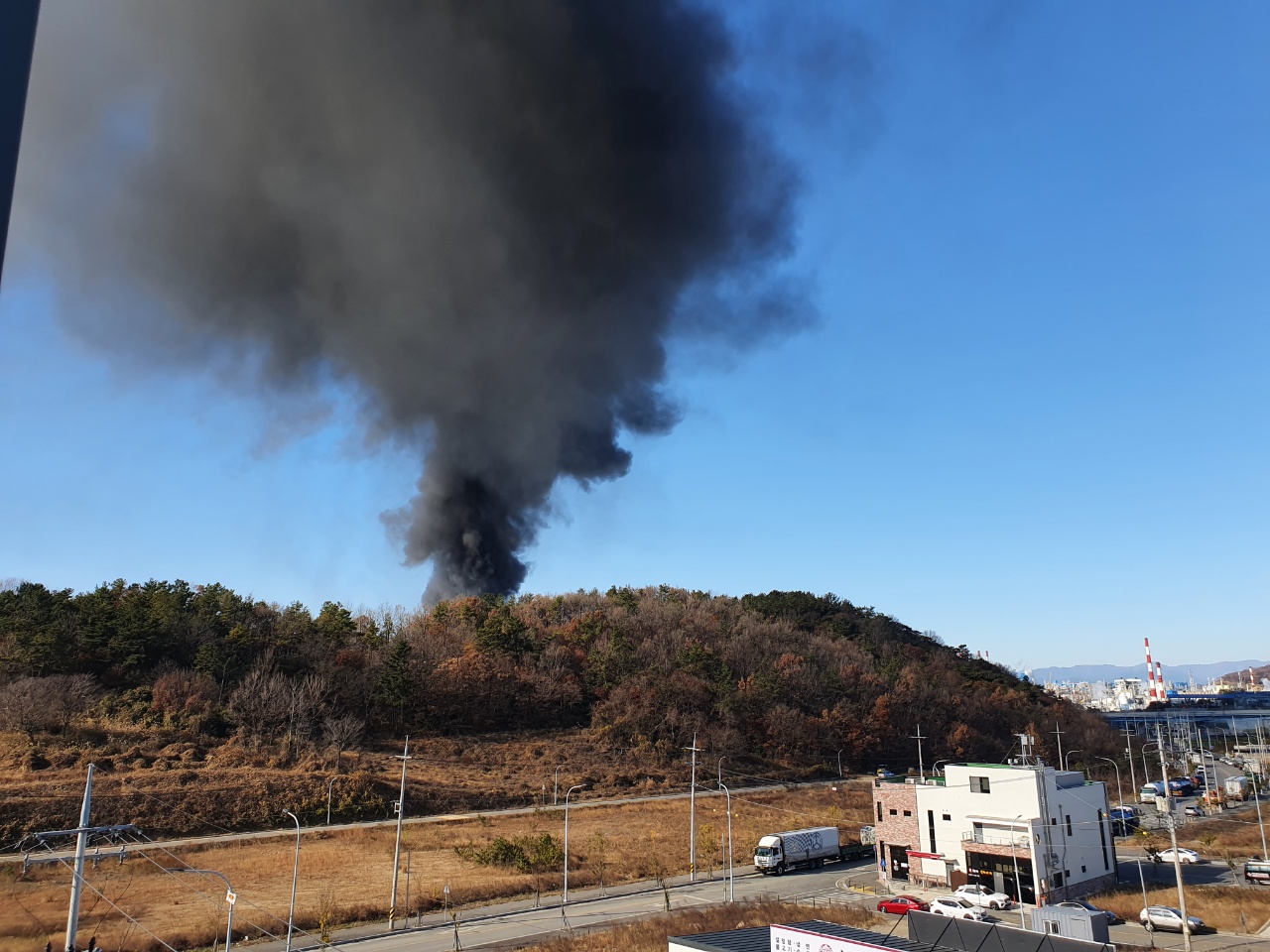 ▲ 여수산단 이일산업 화재로 인해 시커먼 매연이 발생하고 있다. ⓒ김상욱