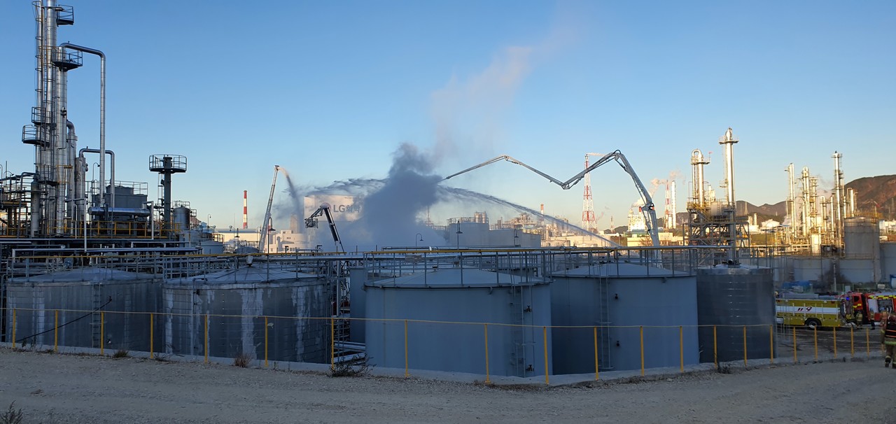 ▲ 여수 산단 화재현장에 출동한 소방차가 화재진압을 하고 있다. 