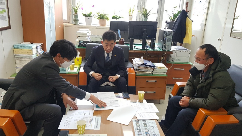 ▲전남대안교육기관연합회 정재천 상임이사가 유성수 교육위원회 위원장에게 조례 제정의 필요성을 설명하고 있다