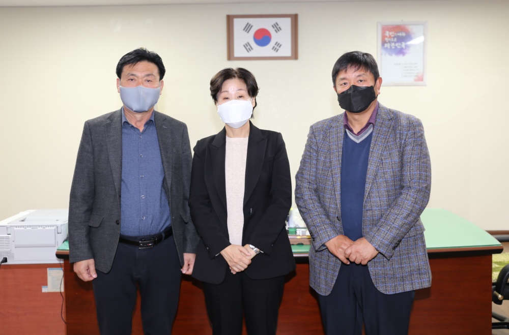 ▲ 계약 체결 후 기념사진을 찍고 있다