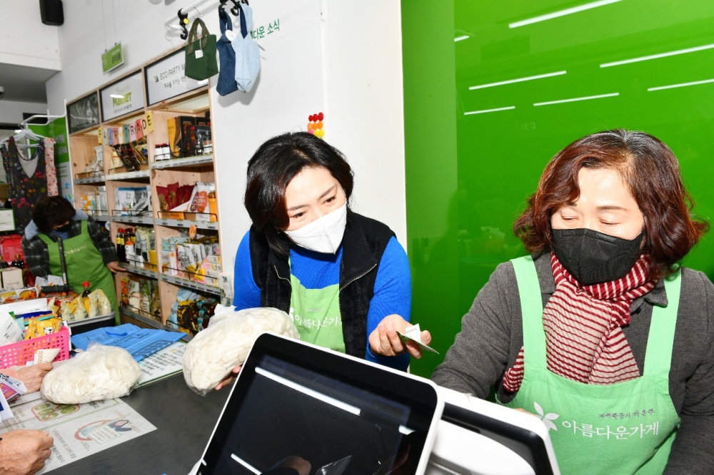 ▲ 여수시의원이 바자회 추진위원으로 참석했다