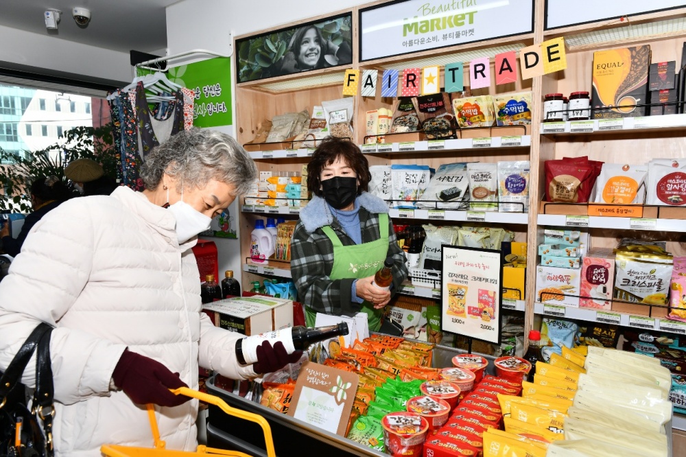▲ 여수시의원이 바자회 추진위원으로 참석했다