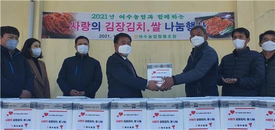 ▲ 박헌영 여수농협 조합장이 물품이 든 박스를 전달하고 있다