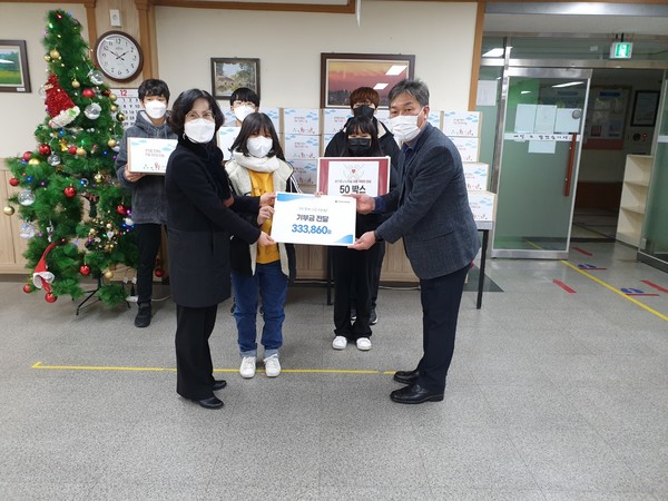 ▲ 행복꾸러미를 전달한 문수초등학교 교장선생민과 학생들이 문수종합사회복지관에서 관장님과 기념사진을 찍고 있다