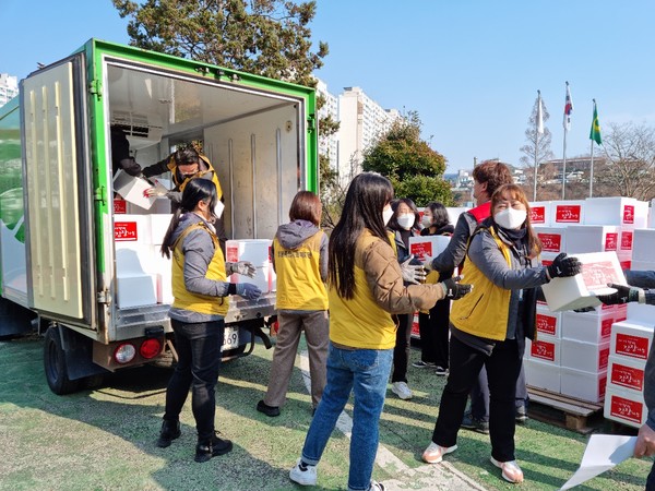 ▲ 추위와 코로나19 장기화로 이중고를 겪고 있는 취약 계층에 김장김치를 전달하기 위한 작업을 하고 있다