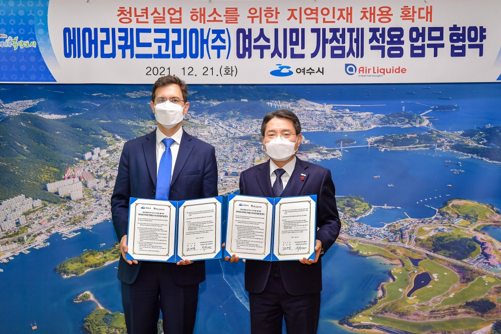 ▲ 에어리퀴드코리아 기욤 코테 대표와 권 시장이 협약 후 기념사진을찍고 있다