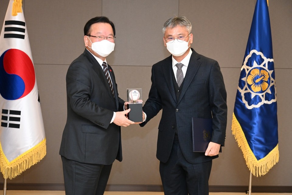 ▲김부겸 국무총리가 전남도 감염병관리과 최병록 사무관에게 상을 수여하고 있다