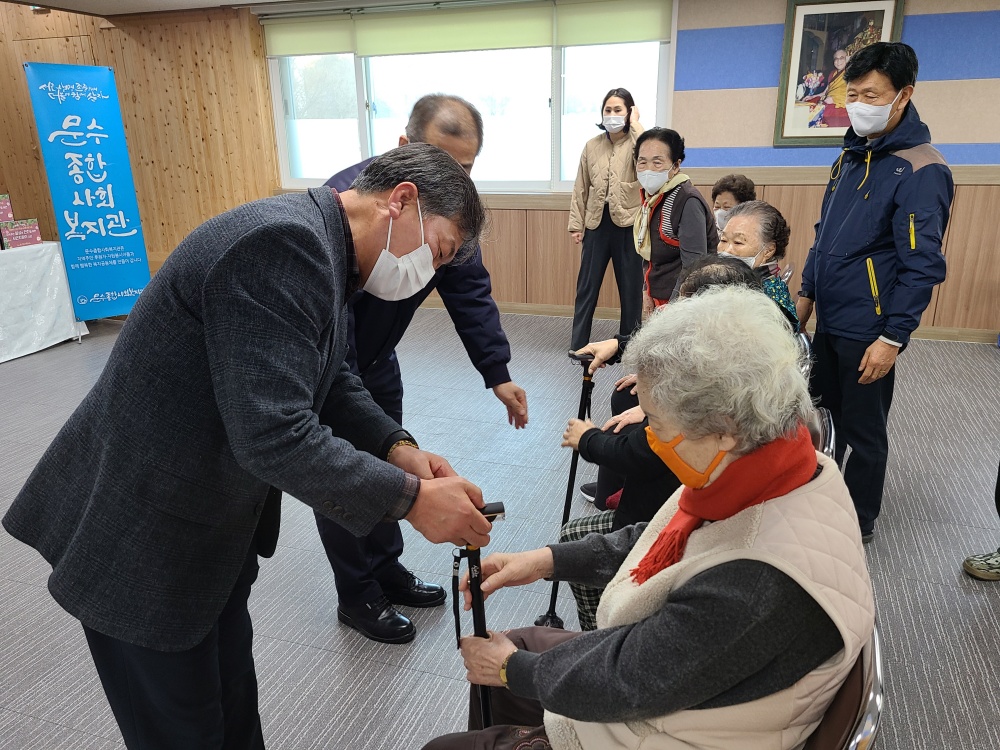 ▲ 여천NCC가 크리스마스를 맞아 복지관 어르신들을 위한 사면지팡이를 지원했다