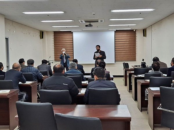 ▲22일 오전 10시, 여수시 문화원 3층 회의실에서 열린 전라좌수영성 복원사업 추진위원회 모습. 회의에는 강용명 상임대표를 비롯한 시민사회단체 대표 40여 명이 참석했다. ⓒ오문수