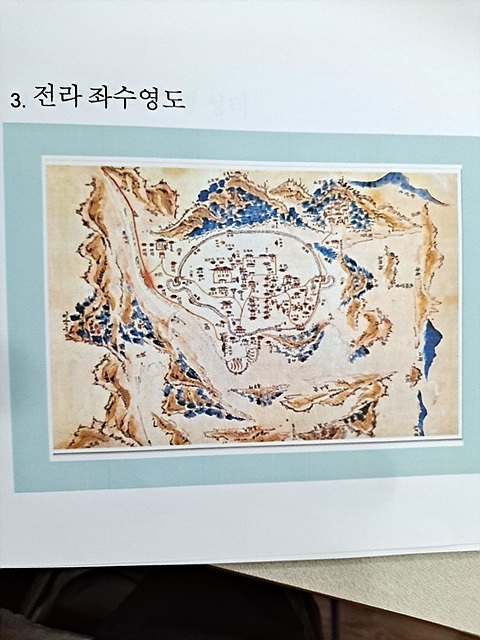 ▲호좌수영지에 그려진 전라좌수영 모습. 적으로부터 성을 보호하기 위해 해자도 있었다 ⓒ오문수