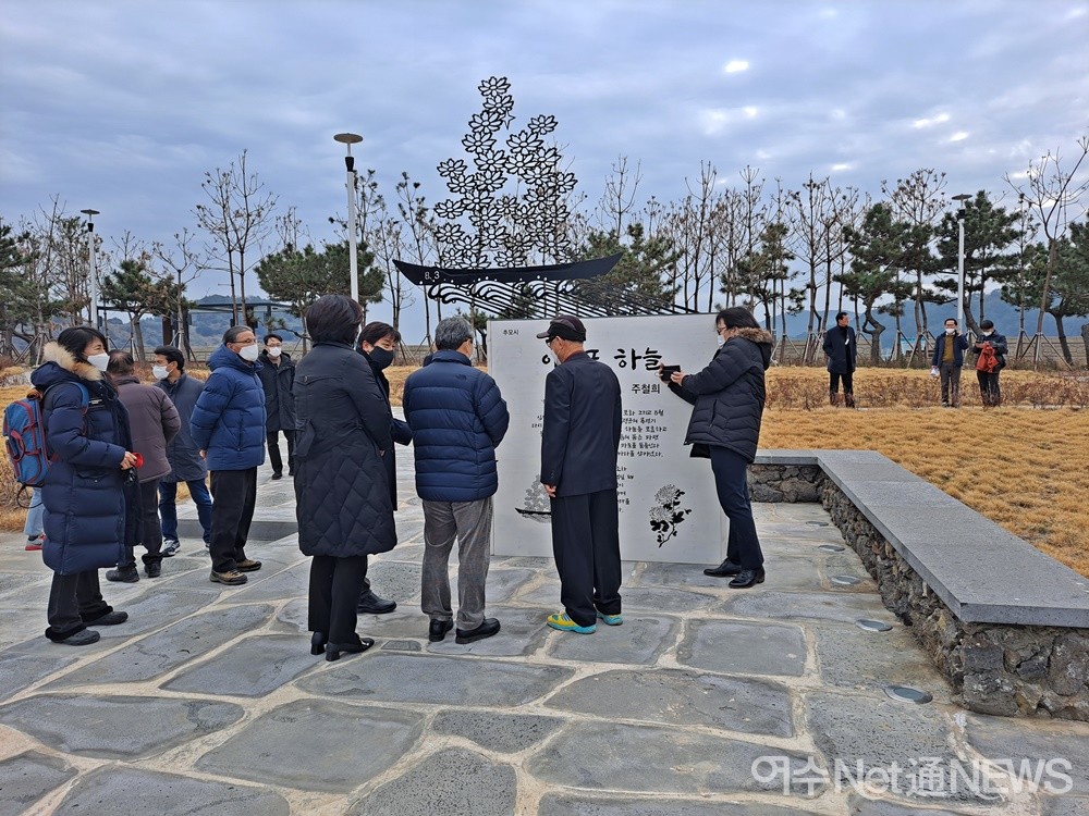 ▲ 엄길수 추진위원장이 이야포 평야공원 설립 진행 과정을 진화위 정근식 위원장에게 설명하고 있다.ⓒ조찬현