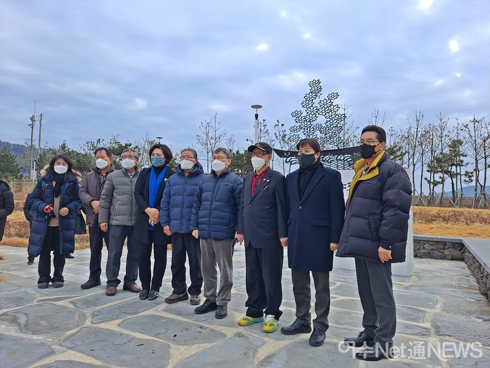 ▲ 진화위 정근식 위원장과 여수시 박성미 시의원, 그리고 토론 참가자들이 여수시 남면 이야포 평화공원에 모여 함께 협력할 것을 다짐하고 있다.ⓒ조찬현