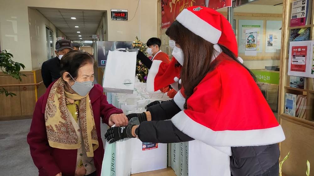 ▲ 소라복지관 임직원이 산타와 루돌프 복장을 하고 어르신들게 롤케이크를 전달했다