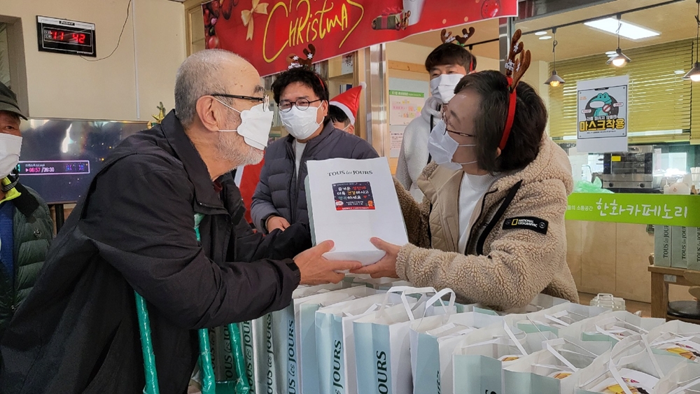 ▲ 소라복지관 임직원이 산타와 루돌프 복장을 하고 어르신들게 롤케이크를 전달했다