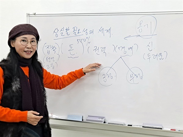 ▲여수환경도서관에서 "자연사랑 문예창작 교실"을 운영하며 강의하는 이민숙 선생님  ⓒ오문수