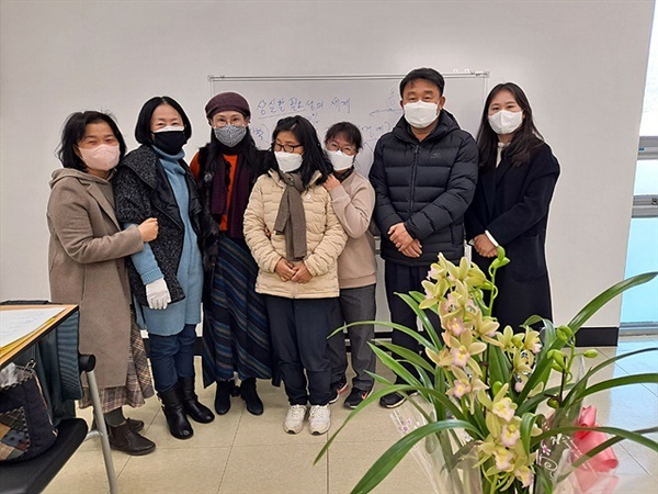 ▲  여수환경도서관에서 이민숙 선생님이 운영하는 "자연사랑 문예창작" 교실 수강생들이 기념촬영했다. 거리두기 제한 이전인 14일 촬영했다.  ⓒ오문수