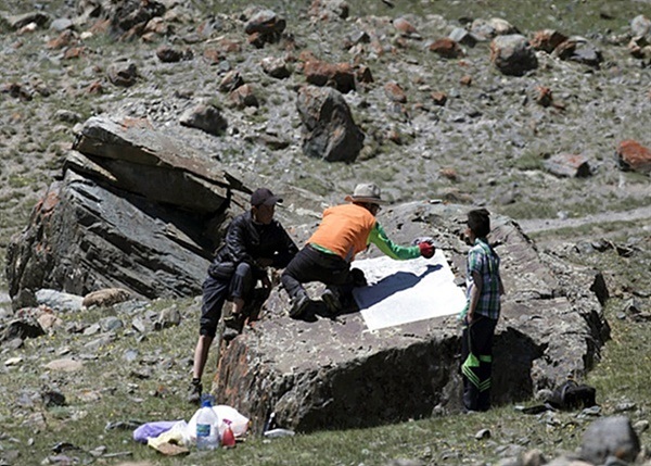 ▲  몽골 중국 카자흐스탄의 3국 국경선인줄도 모르고 들어갔다가 국경경비대에 불려간 후 교과서에서만 보았던 수백개의 암각화를 찾았다. 흥분해 배고픈 줄도 모르고 탁본을 뜨고있는 데 어디에선가 카자흐 소년 두명이 나타나 탁본작업을 지켜본 후 여기저기 널린 암각화를 안내해줬다. 인근에는 유목민 집이 두세채 밖에 없었다    ⓒ오문수