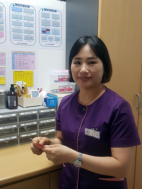 ▲며느리, 아내, 엄마, 간호사의 1인 4역을 하면서도 문예창작에 대한 열정으로 열심히 공부하는 장미연씨 모습 ⓒ 오문수