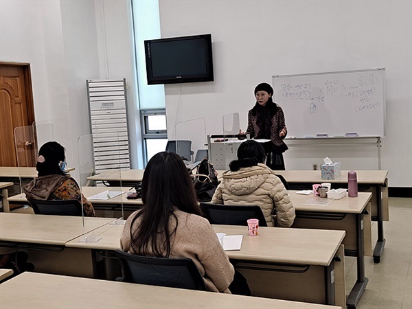 여수시립 환경도서관에서 이민숙 선생님으로부터 자연사랑 문예창작 강의를 받는 장미연씨 모습 ⓒ 오문수